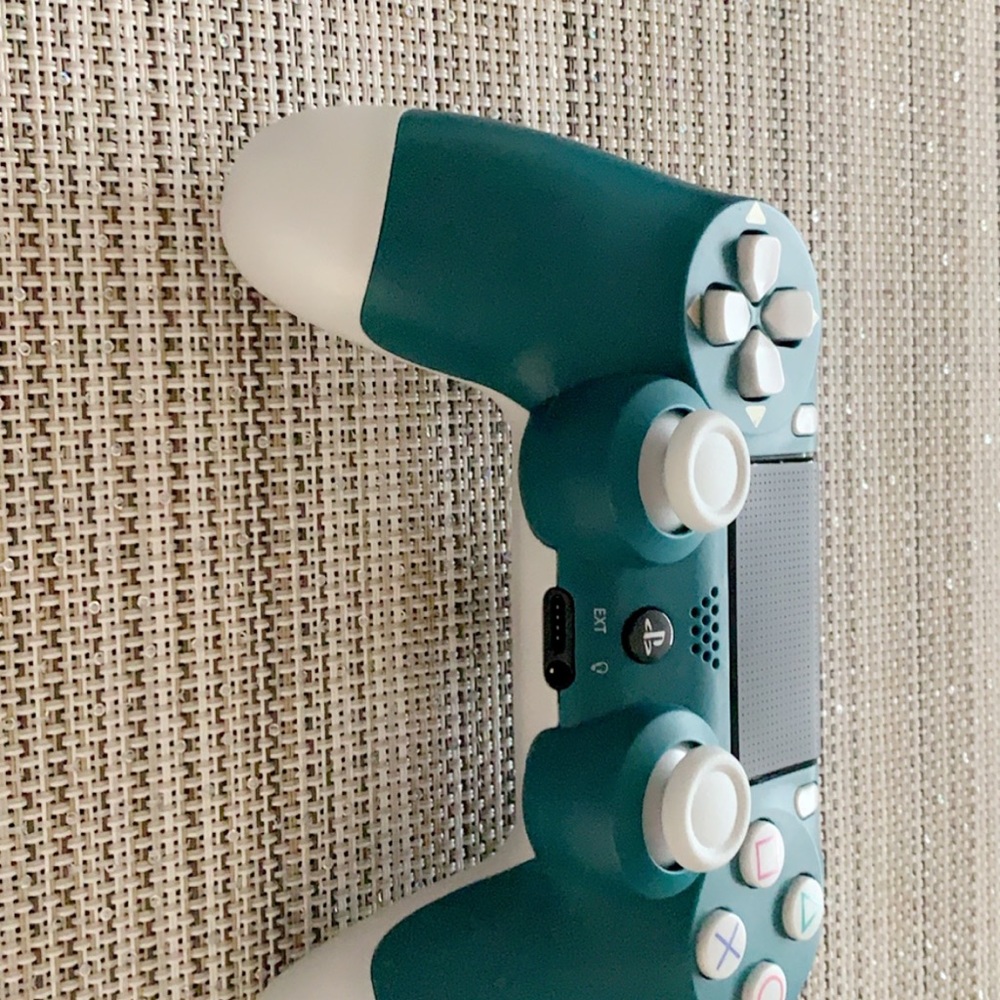 PS4 controller - Picture 2 of 2